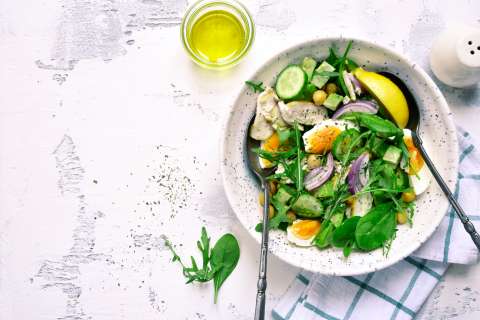 Ensalada de pollo y garbanzos, una receta para probar al almuerzo