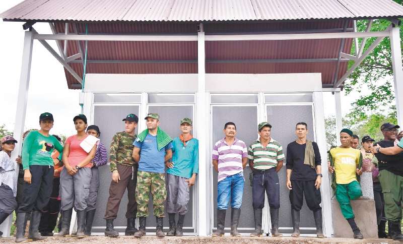 Guerrilleros de las Farc en una de las zonas veredales. / AFP