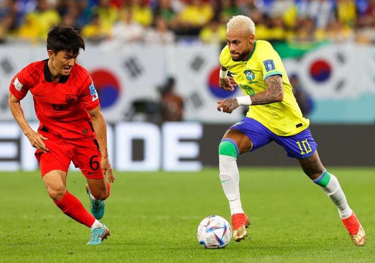 Doha (Qatar), 05/12/2022.- Neymar (R) of Brazil in action against Hwang In-beom (L) of South Korea during the FIFA World Cup 2022 round of 16 soccer match between Brazil and South Korea at Stadium 974 in Doha, Qatar, 05 December 2022. (Mundial de Fútbol, Brasil, Corea del Sur, Catar) EFE/EPA/Rungroj Yongrit