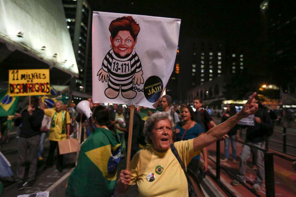 Manifestantes protestaron contra Rousseff el pasado lunes, cuando Maranhão decidió cesar su proceso. / EFE