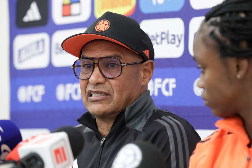 AME3441. CAJICÁ (COLOMBIA), 26/08/2024.- El técnico de la selección de fútbol femenina sub-20 de Colombia Carlos Paniagua habla durante una rueda de prensa este lunes, en Cajicá (Colombia).