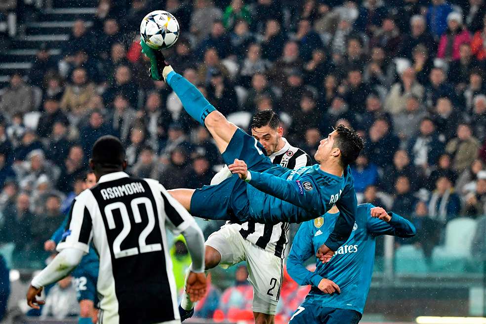 El delantero portugués del Real Madrid Cristiano Ronaldo (C) marca un gol durante el partido de ida de los cuartos de final de la Liga de Campeones de la UEFA entre la Juventus y el Real Madrid, disputado en el Allianz Stadium de Turín el 3 de abril de 2018. / AFP / Alberto PIZZOLI