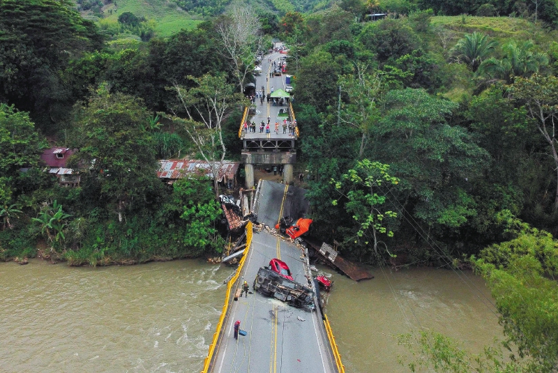 El puente El Alambrado colapsó en abril de 2023.