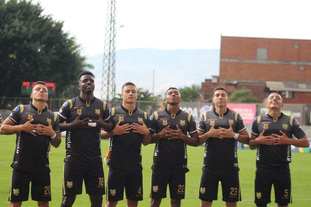 Los jugadores de Águilas Doradas celebran el primer gol de Marco Pérez.