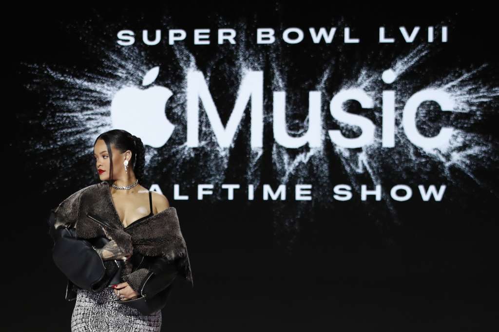 -FOTODELDÍA- EA4486. PHOENIX (ESTADOS UNIDOS), 09/02/2023.- La cantante Rihanna posa hoy para los fotógrafos tras su rueda de prensa sobre su presentación de mediotiempo para el LVII Super Bowl, en el Phoenix Convention Center de Phoenix, Arizona (EE.UU). Los Philadelphia Eagles y los Kansas City Chiefs jugarán el Super Bowl LVII en el State Farm Stadium en Glendale, Arizona, este domingo 12 de febrero. EFE/EPA/CAROLINE BREHMAN