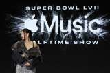 Rihanna dice que la maternidad la impulsó a aceptar actuar en el Super Bowl