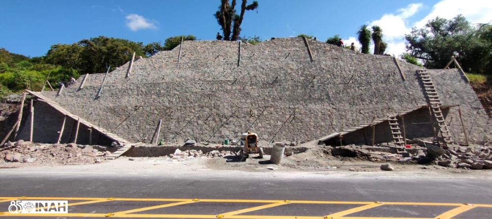 La antigüedad de la estructura media entre los periodos Epiclásico (650-950 d.C.) y Posclásico Tardío (1350-1519 d.C.).