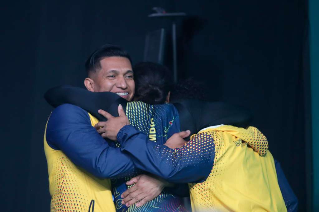 Luis Arrieta (izq.) celebra con Yenny Álvarez durante una competencia del ciclo olímpico.