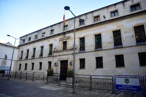 Cancillería señala presuntas irregularidades en contratos de 2026: han revisado 811
