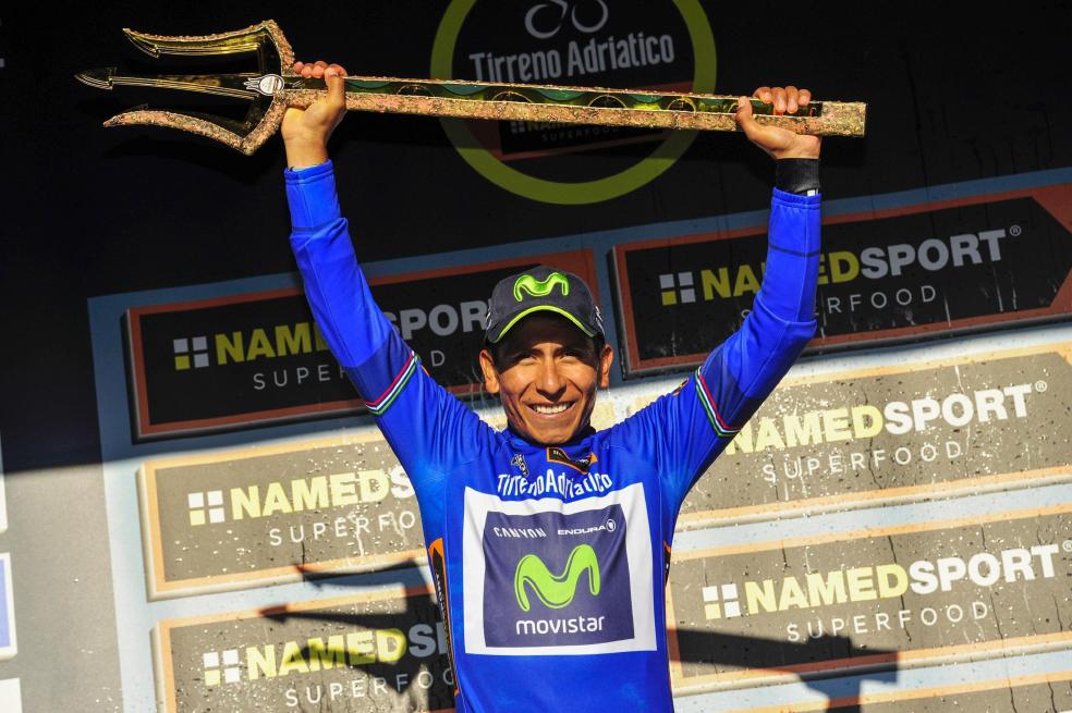 Nairo, con el tridente que lo acredita como campeón de la Tirreno-Adriático.