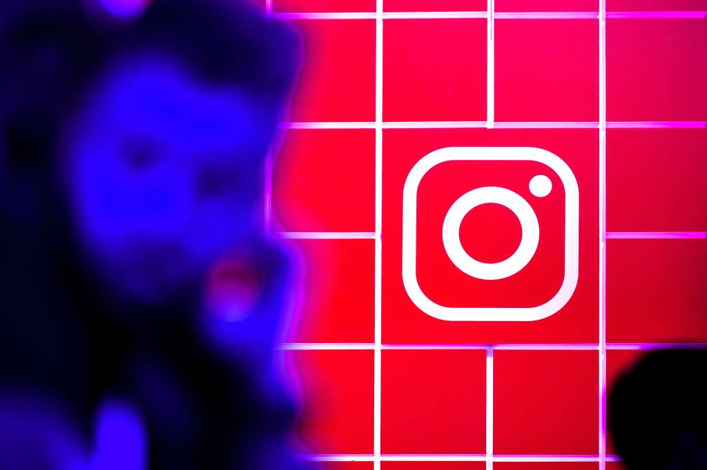 EPA7302. BOGOTÁ (COLOMBIA), 19/09/2024.- Fotografía de archivo del 21 de agosto de 2019 del logo de Instagram en la convención de Gamescom en Colonia (Alemania). Poco a poco Meta empieza a tener en cuenta los problemas legales en los que se ha metido por no salvaguardar a los menores de la exposición en sus plataformas. Una de las respuestas es el lanzamiento de la cuenta de adolescente, que no es más que una sesión que ofrece más privacidad y restricciones -controladas por los padres o tutores- que los perfiles tradicionales para los adultos. Este es uno de los clics tecnológicos de la semana en América. EFE/EPA/SASCHA STEINBACH
