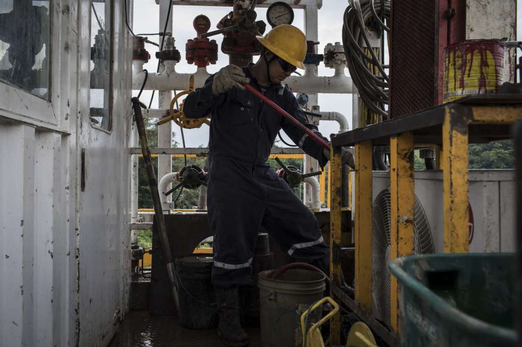 Las grandes petroleras del mundo buscan estrategias para contrarrestar la caída de la cotización internacional. / Bloomberg News