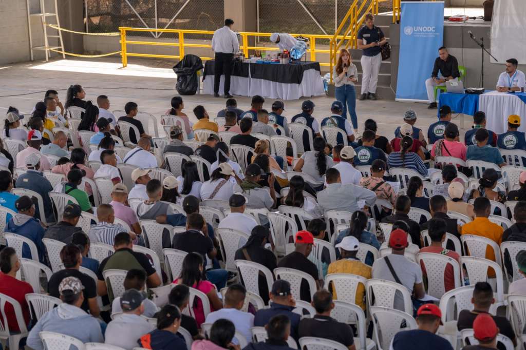 Campesinos cultivadores de coca, amapola y cannabis, durante intervención del Ministerio de Justicia y Oficina de la ONU contra la Droga y el Delito (ONU), en Cajibío (Cauca).