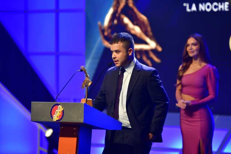 Juan Camilo Cortés de Caracol Televisión se llevó el premio de Televisión por su trabajo "Las cárceles de Bukele".