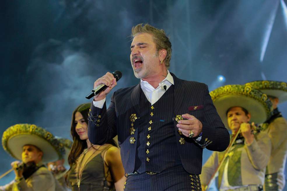 Alejandro fernández se presentó en Bogotá