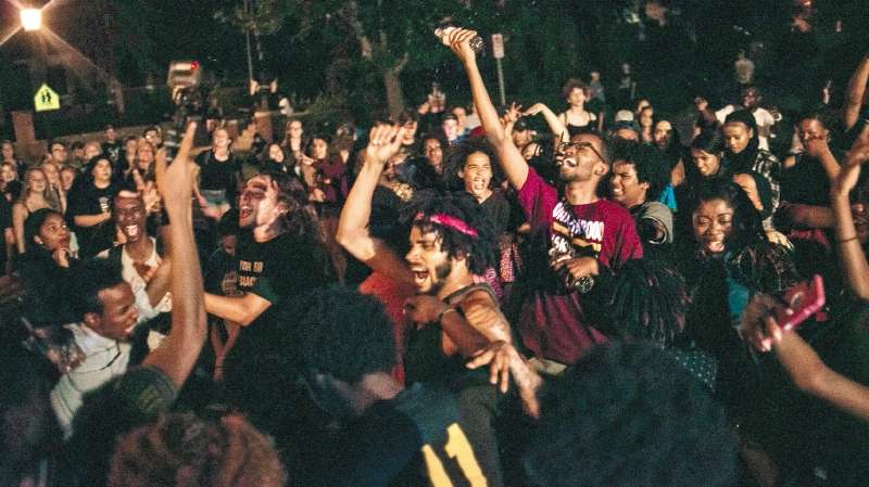Manifestantes protestan por la muerte de Philando Castile en Saint Anthony (Estados Unidos). / AFP