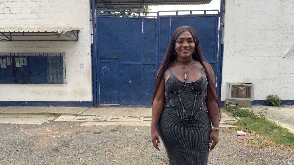 Andrea Burgos sintió que los 30 minutos que se demoraron en abrirle esa enorme puerta azul que la separó injustamente de su familia durante 455 días se sintieron, en realidad, como tres siglos.
