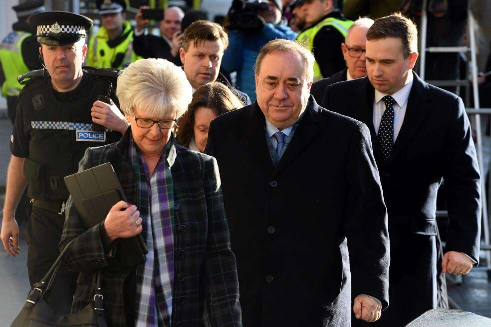 Alex Salmond, exprimer ministro de Escocia, llega a la Corte en Edimburgo, donde empieza el juicio en su contra. / AFP