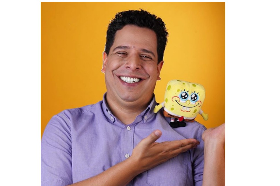 Luis Carreño interpreta la voz de “Bob Esponja” para Latinoamérica.