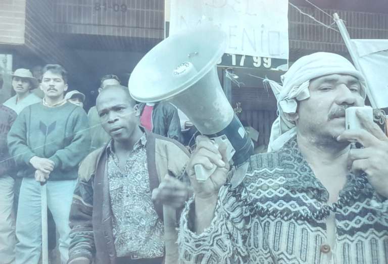Desde diciembre de 1999 y durante varios meses, 167 indígenas embera-katío llegaron a Bogotá para protestar frente al entonces Ministerio de Medio Ambiente por su decisión de autorizar el llenado del embalse.