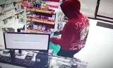 Amordazaron a la cajera, hurtaron droguería y fueron atrapados huyendo en un caño de Bogotá