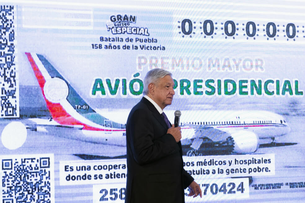 La fecha tentativa para el sorteo es el próximo 5 de mayo, según el boleto publicado por el presidente. / AFP