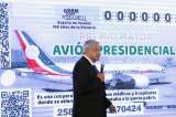 Presidente de México insiste en rifa de su avión oficial y presenta boleto oficial del sorteo