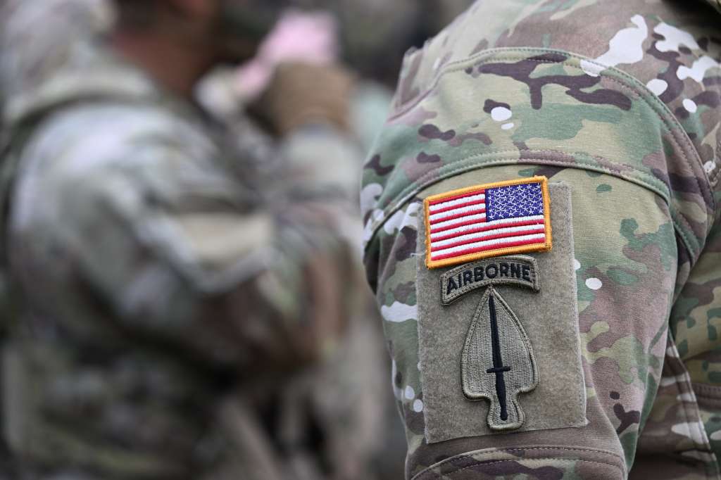 Nowa Deba (Poland), 21/09/2022.- A US Army soldier takes part in the military exercise 'NIEDZWIEDZ-22' with the participation of subunits from all units of Poland's 18th Mechanized Division and allied troops from the US and Britain at the military training area in Nowa Deba, south-eastern Poland, 21 September 2022. (Polonia, Reino Unido) EFE/EPA/DAREK DELMANOWICZ POLAND OUT