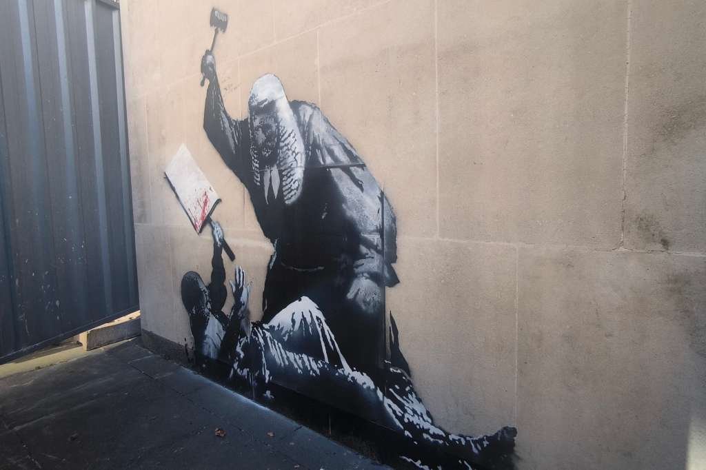LONDRES (REINO UNIDO), 09/09/2025.- El mural del artista callejero Banksy que el lunes apareció en una pared del edificio del Tribunal Superior de Londres fue denunciado a las fuerzas del orden como daño criminal, informó este martes la Policía Metropolitana (Met, en inglés). EFE/ Guillermo Garrido