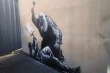Borran mural de Banksy en Londres que criticaba represión judicial británica
