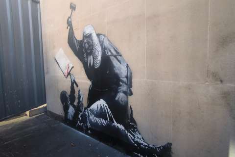 Borran mural de Banksy en Londres que criticaba represión judicial británica