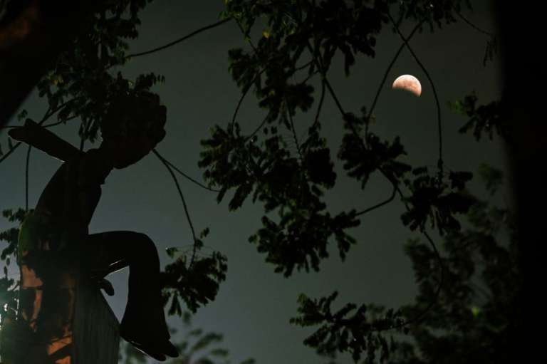 Para este tipo de eclipses no se requieren equipos o protección especializada, como es el caso de los eclipses solares. Se pueden usar binoculares o un telescopio mejorará la experiencia.