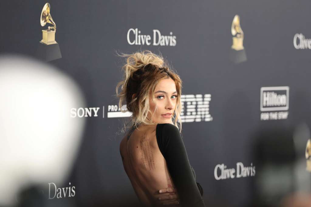 AME417. LOS ÁNGELES (ESTADOS UNIDOS), 01/02/2026.- La modelo estadounidense, hija del fallecido cantante Michael Jackson, Paris Jackson, posa durante la alfombra roja de la pre-gala de los Grammy este sábado, en el hotel Beverly Hilton de Los Ángeles (EE. UU.). EFE/ Octavio Guzmán
