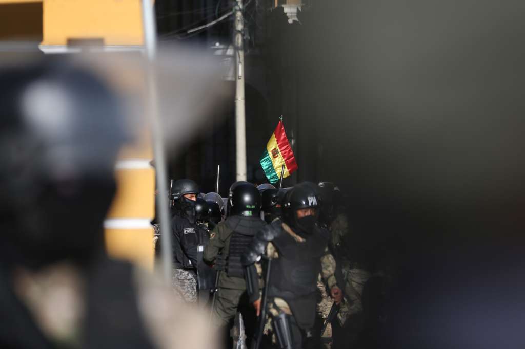 AME6897. LA PAZ (BOLIVIA), 26/06/2024.- Militares se forman frente a la sede del Gobierno de Bolivia, este miércoles en La Paz (Bolivia). Este miércoles un grupo de militares encabezados por el que hasta hoy era el Comandante General del Ejército de Bolivia, Juan José Zuñiga, tomó la plaza y con un tanque tiró la puerta de la sede del Gobierno del presidente Luis Arce quien calificó la acción como un "intento de golpe de Estado". EFE/ Luis Gandarillas