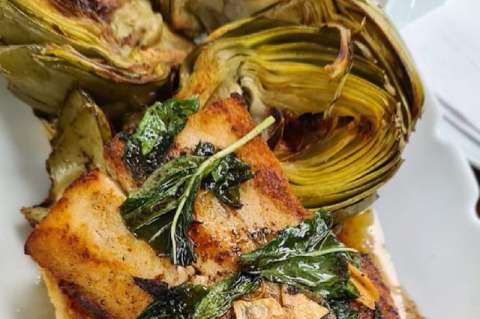 Cómo preparar filete de corvina con ajos dorados, albahaca y alcachofa