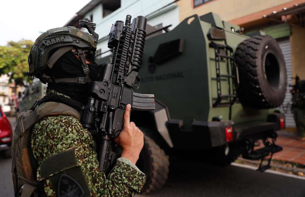 AME8512. CALI (COLOMBIA), 11/09/2025.- Un integrante del Ejército patrulla el barrio Siloé este jueves, en Cali (Colombia). Un grupo de fuerzas especiales del Ejército de Colombia llegan a Cali para reforzar la seguridad, luego de un atentado con explosivos a la Base Aérea Marco Fidel Suárez que dejó un saldo de 6 personas muertas y más 70 heridas. EFE/ Ernesto Guzman Jr