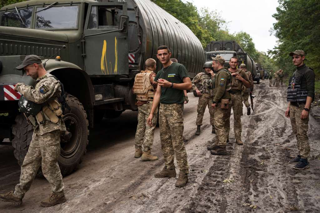 Kharkiv (Ukraine), 22/03/2018.- Ukrainian servicemen rest as a convoy of military vehicles stops on a road in the Kharkiv area, Ukraine, 17 September 2022 amid Russia's military invasion. The Ukrainian army pushed Russian troops from occupied territory in the northeast of the country in a counterattack. Kharkiv and surrounding areas have been the target of heavy shelling since February 2022, when Russian troops entered Ukraine starting a conflict that has provoked destruction and a humanitarian crisis. (Atentado, Rusia, Ucrania) EFE/EPA/ANASTASIA VLASOVA