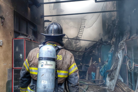 Controlan incendio de bodega en Kennedy