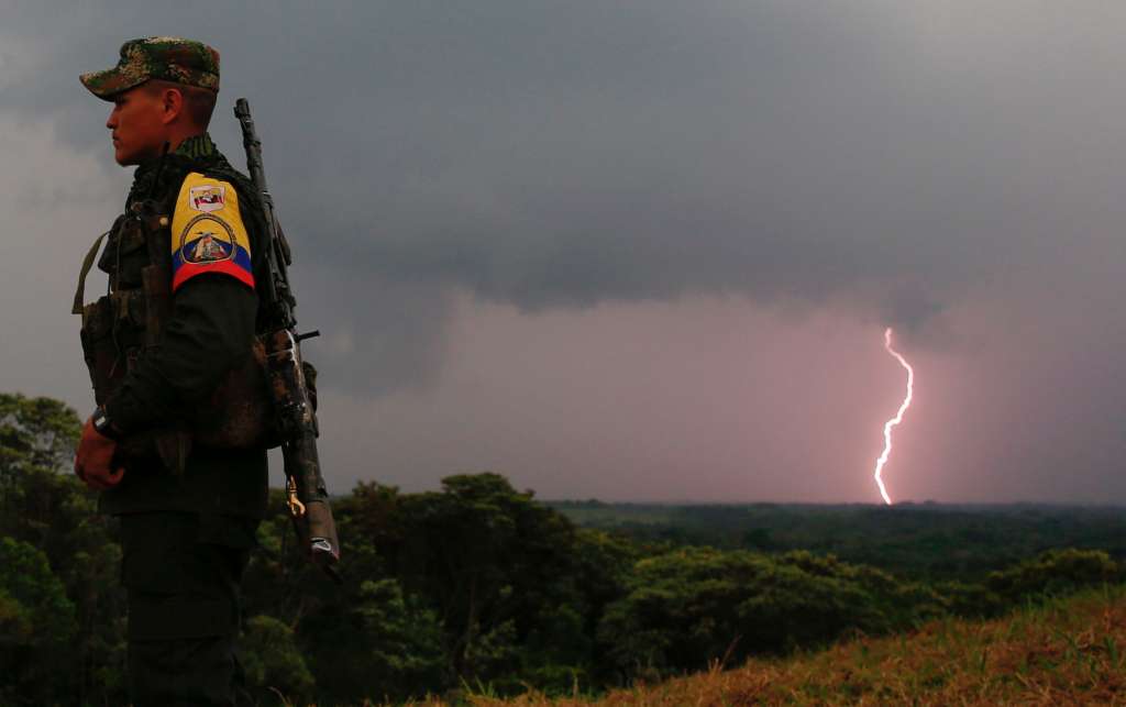 AME1578. CAQUETÁ (COLOMBIA), 15/04/2023.- Un guerrillero de las disidencias de las Farc vigila en la Casa Roja, en el departamento de Caquetá (Colombia). Colombia está a la expectativa de una respuesta: ¿se sumarán los guerrilleros de las FARC que no quisieron la paz ahora sí a la paz total? Para dar respuesta, los comandantes del Estado Mayor Central, la principal disidencia de la guerrilla, se reúnen este fin de semana para presentar una postura común ante el país y el Gobierno. EFE/Ernesto Guzmán