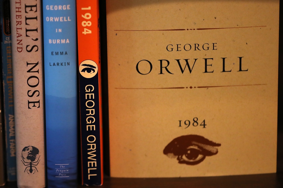 Una copia de “1984” en los estantes de The Last Bookstore en Los Ángeles, California. / AFP