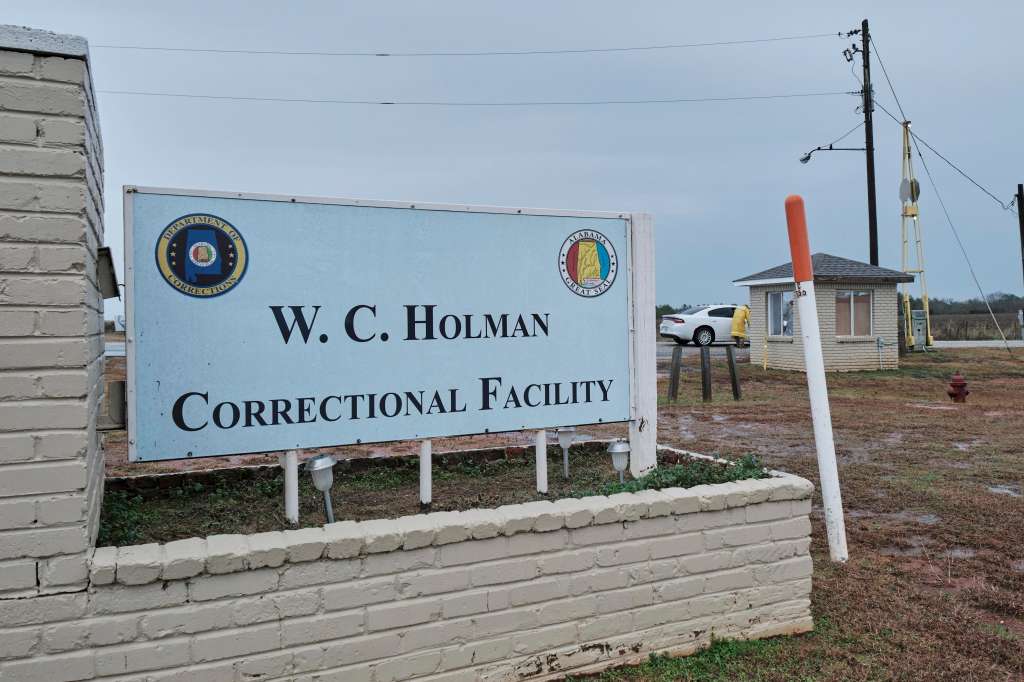Atmore (United States), 25/01/2024.- The outside of the W.C. Coleman Correction Facility where the State of Alabama is planning the execution of convicted killer Kenneth Eugene Smith in Atmore, Alabama, USA, 25 January 2024. There have been protests by several human rights groups who claim the experimental method of using nitrogen gas hypoxia to execute people may not work. (Protestas) EFE/EPA/DAN ANDERSON