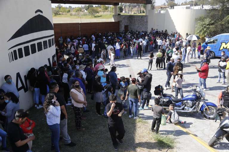 Después que la familia se despida del cantante de forma privada, se llevará el féretro hacia la arena, con capacidad para 11.000 personas, para que los fanáticos del cantante puedan decirle adiós.