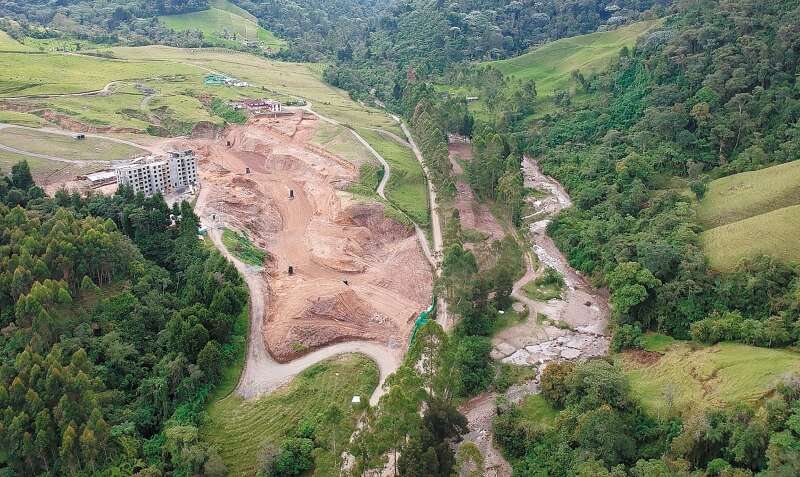 Vista aérea de la construcción del proyecto TierraViva, que colinda con la reserva forestal Río Blanco. / Cortesía: Convergencia Todos Somos Río Blanco