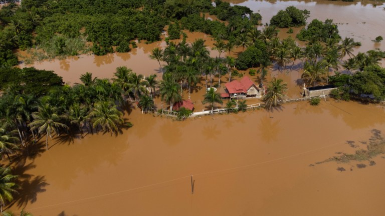 AME8445. AGUACATE (REPÚBLICA DOMINICANA), 20/11/2023.- Fotografía aérea de los campos y la carretera Circunvalación de Santo Domingo, afectados por las intensas lluvias caídas desde el pasado viernes, hoy, en Aguacate (República Dominicana). Las autoridades dominicanas elevaron a 24 el número oficial de fallecidos como consecuencia de las lluvias torrenciales que afectaron a ese país durante el fin de semana y que también han dejado miles de desplazados, daños en viviendas e infraestructuras así como cortes de luz y agua. EFE/ Orlando Barría