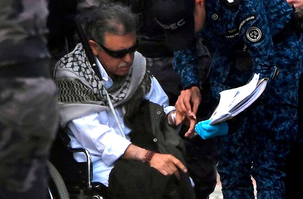 "Santrich" fue trasladado al búnker de la Fiscalía, en donde se encuentra a la espera de que la Fiscalía radique la solicitud de las audiencias de legalización de captura y de imputación de cargos. / AFP
