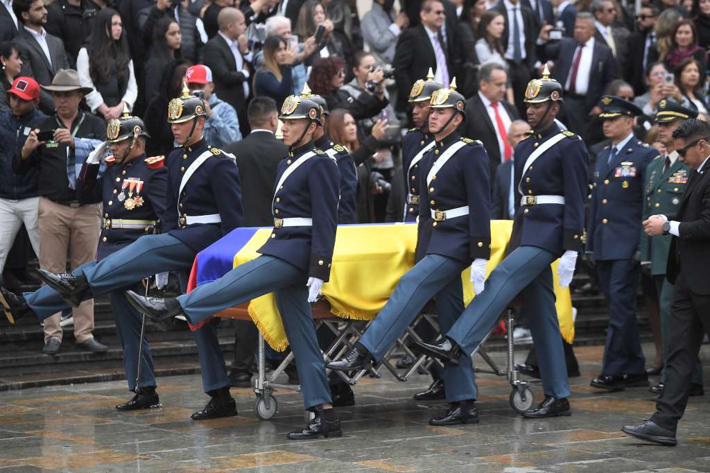 Homenajes con calle de honor y llegada del féretro de Miguel Uribe Turbay a la Catedral primada de Bogotá y al Cementerio Central