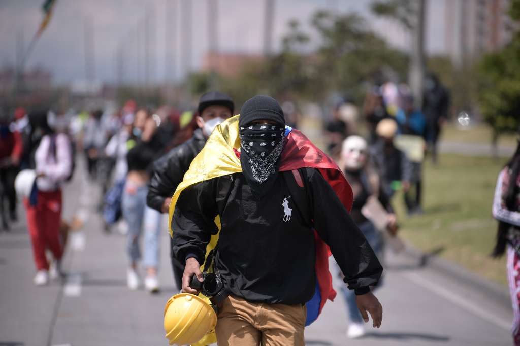 Cientos de habitantes de la localidad de Kennedy conmemoraron 9 meses del estallido social con una marcha pacífica y pedagógica por las calles del sector. Protestaron contra la represión policial, el alza del pasaje de Transmilenio y el aumento de impuestos al costo de vida. Además rechazaron la orden del Ministerio de Defensa de militarizar el denominado Portal Resistencia.