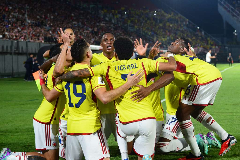 AMDEP3499. ASUNCIÓN (PARAGUAY), 21/11/2023.- Jugadores de Colombia celebran un gol de Rafael Santos Borré hoy, en un partido de las Eliminatorias Sudamericanas para la Copa Mundo de Fútbol 2026 entre Paraguay y Colombia en el estadio Defensores del Chaco en Asunción (Paraguay). EFE/ Daniel Piris