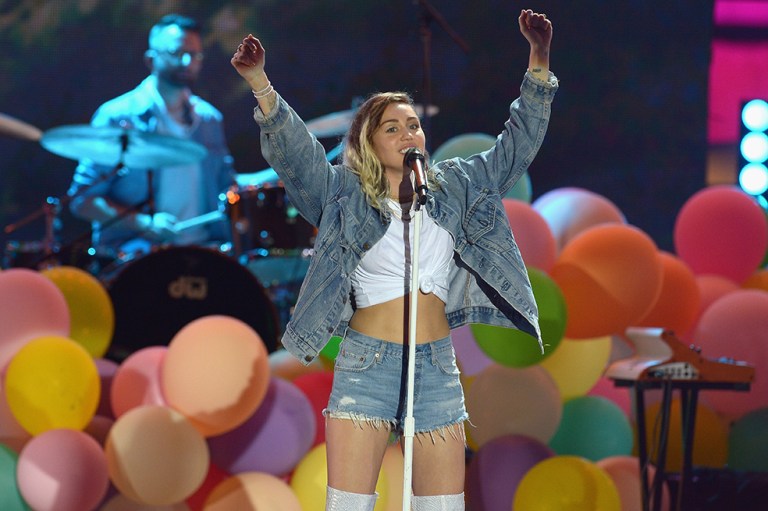 Miley Cyrus se disfraza y canta en el metro de Nueva York