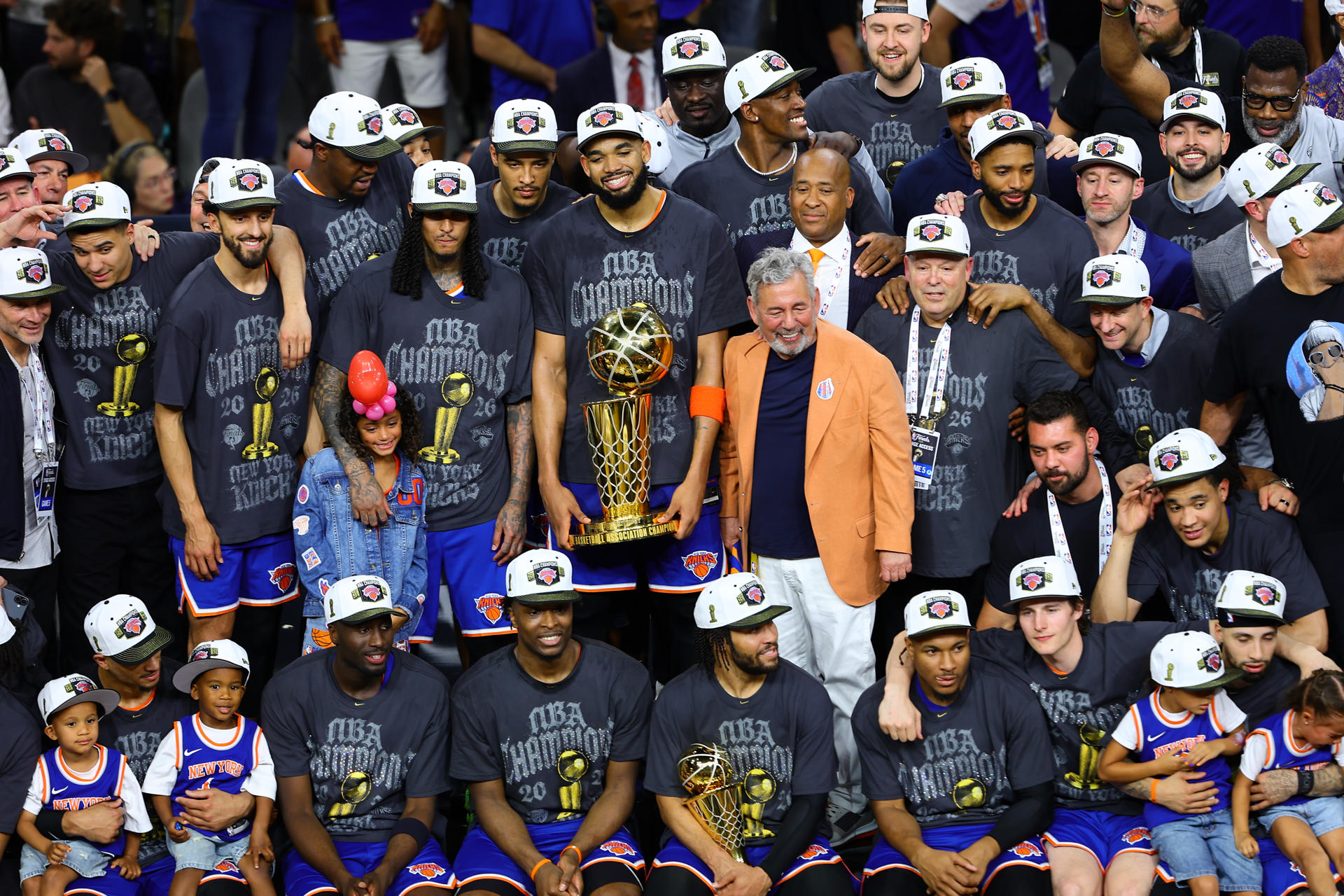 AME1151. SAN ANTONIO (ESTADOS UNIDOS), 13/06/2026.- Jugadores de los New York Knicks celebran al quedar campeones de la NBA este sábado, en el Frost Bank Center de San Antonio (Estados Unidos). EFE/ Carlos Ramírez